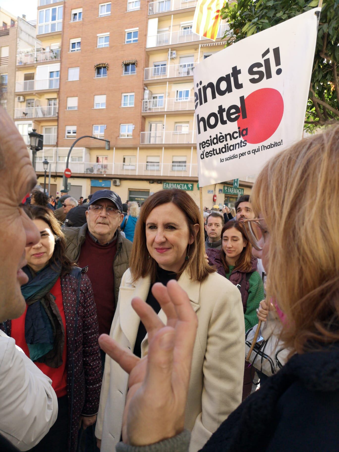 La alcaldesa María José catalá charla con los vecinos de San Antonio