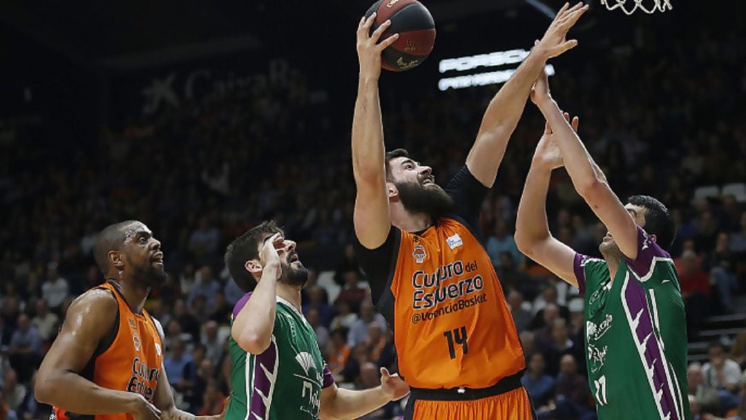 Dubljevic anota en el Valencia Basket-Unicaja.