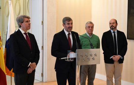 El presidente canario, Fernando Clavijo (2i), y el de la Comunidad de Madrid, Ángel Garrido (i), comparecen junto al relojero Jesús López Terradas (2ºd) y el vicepresidente madrileño, Pedro Rollán (d).