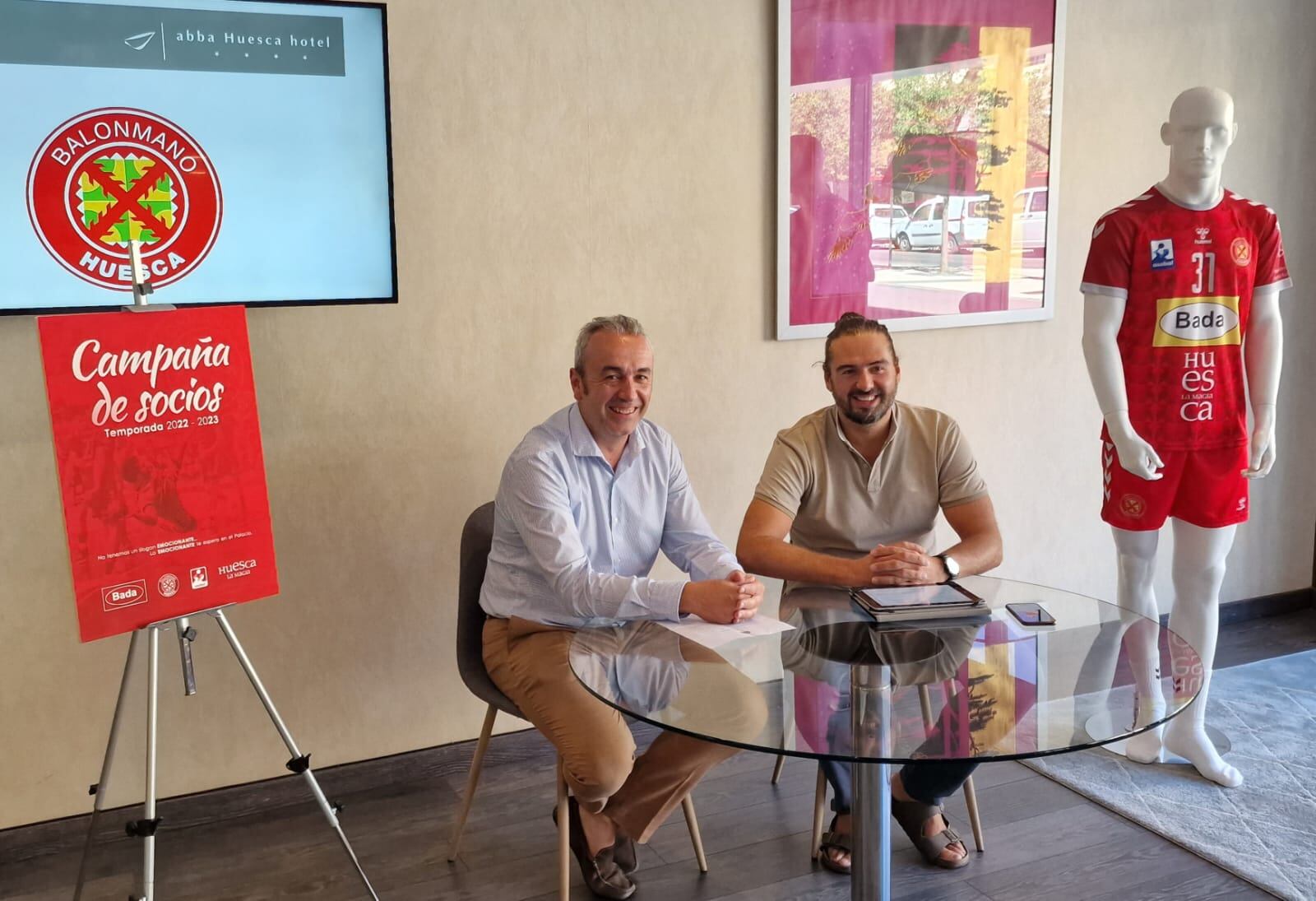 Daniel Ramírez y Néstor Oliva han presentado la campaña de socios del BM Huesca