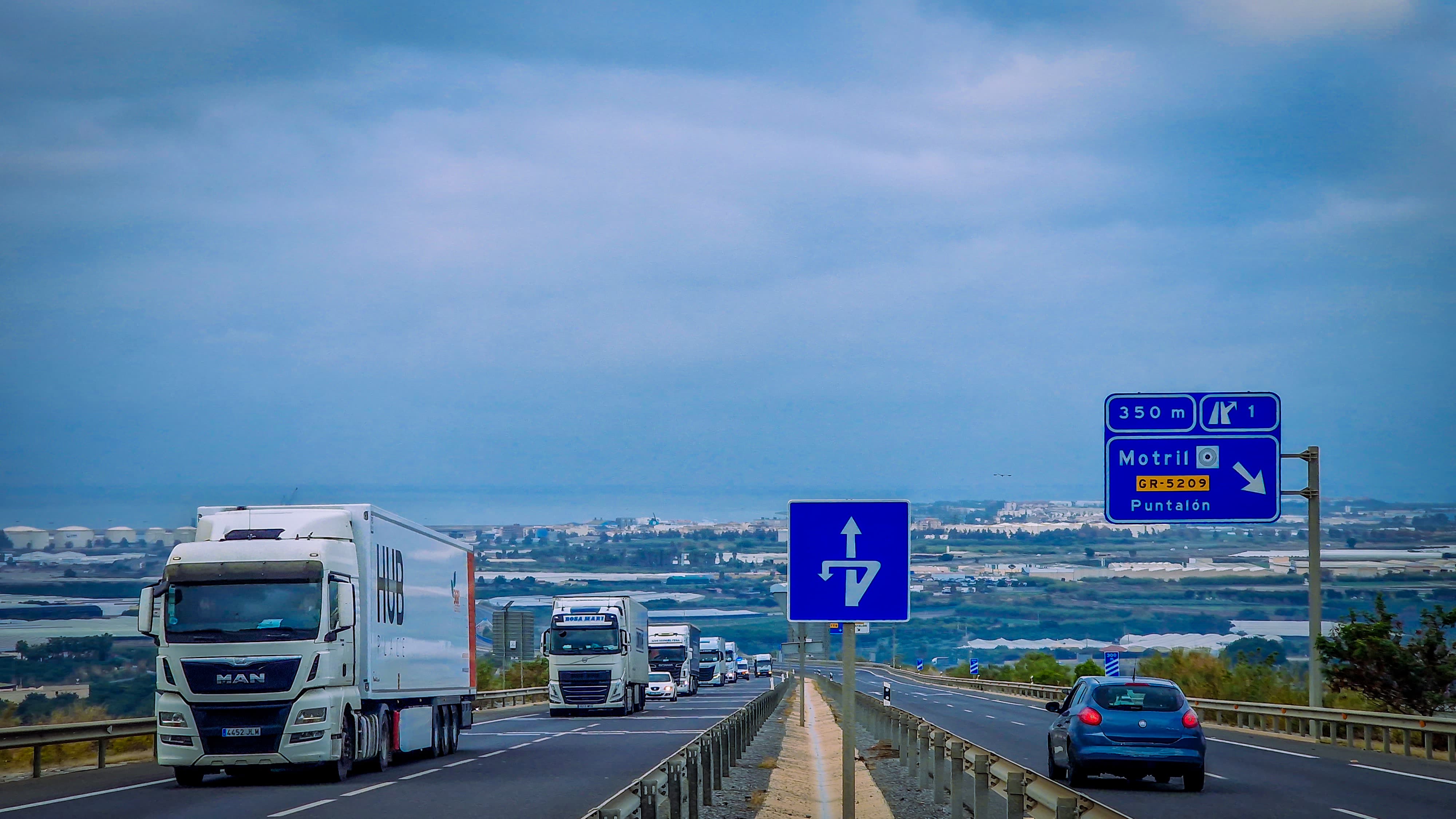 Cinco tráiler forman el convoy solidario con ayuda humanitaria destinada a Valencia