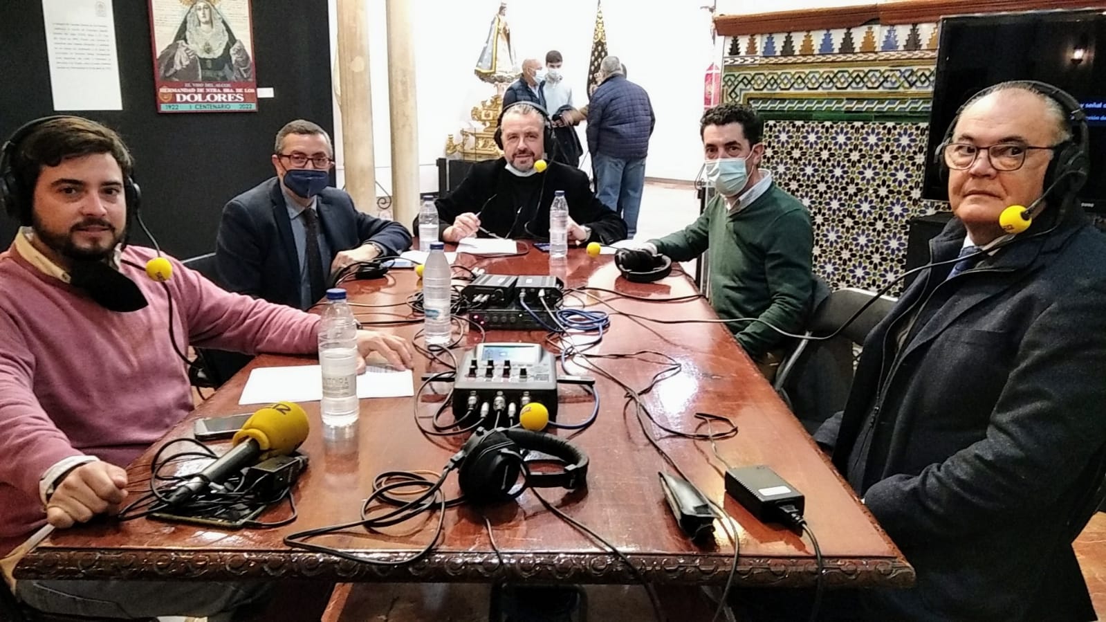 De izquierda a derecha, José Manuel Peña, Práxedes Sánchez, presidente del Mercantil, Paco García, Juan Guillermo Bonilla, hermano mayor de los Dolores del Viso; y Manuel García, consiliario de la corporación visueña