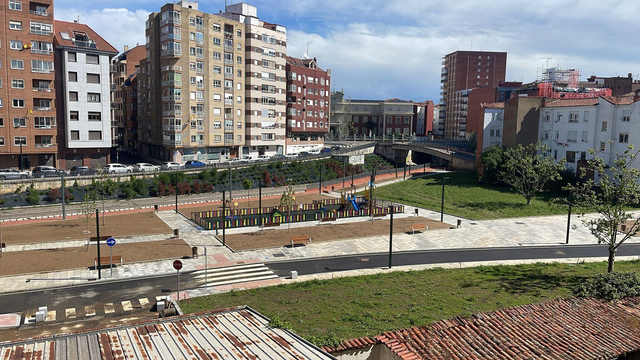 Los operarios preparan el entorno urbanizado de la estación de FEVE en León para abrirlo al uso público (R. Suárez)