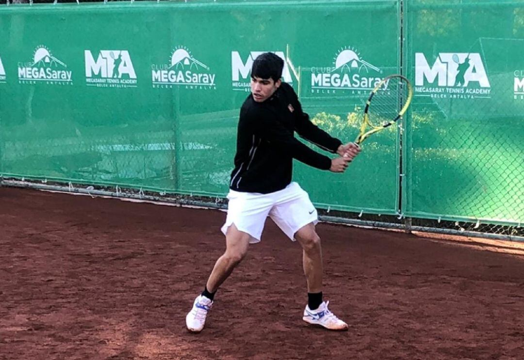 El tenista Carlos Alcaraz entrenando