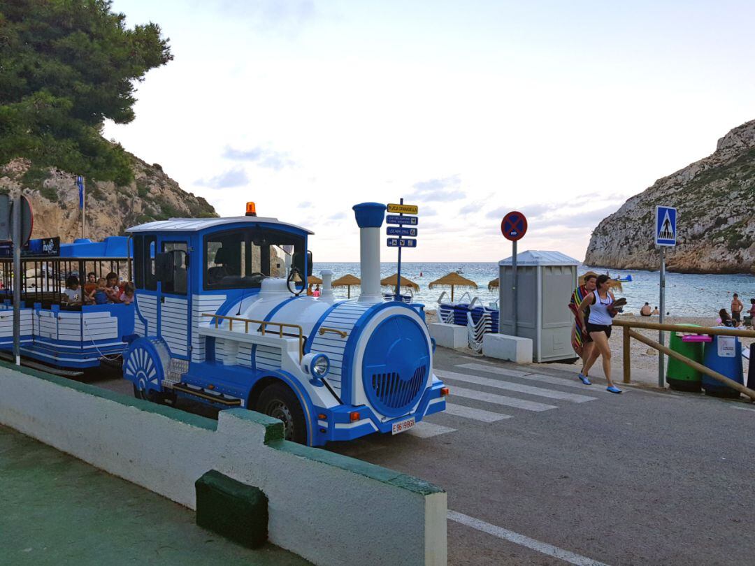 Imagen de archivo, de verano de 2018, del trenet a la cala de la Granadella.