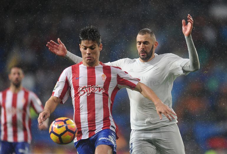 Meré defiende una pelota ante la presencia de Benzema