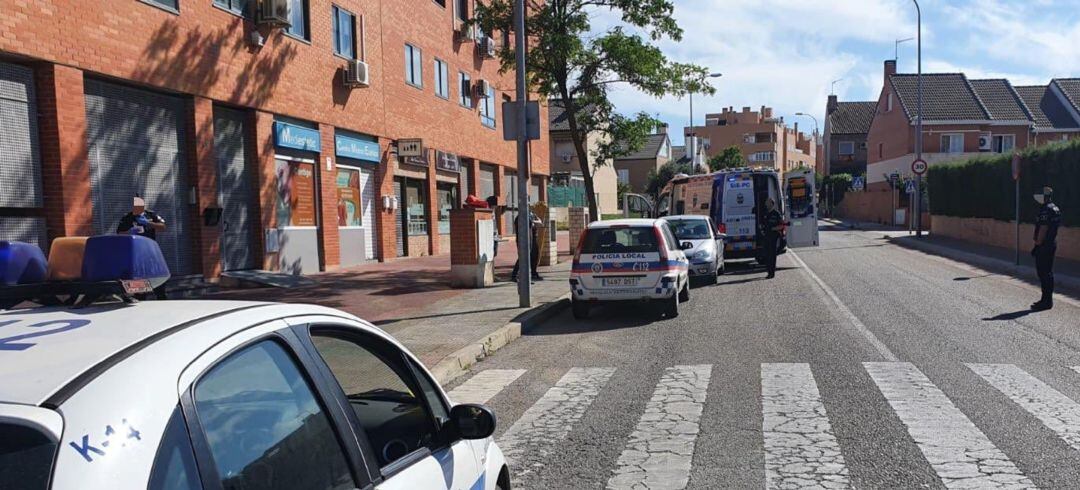 Imagen de la intervención que se desplegó en la calle Aguado de Valdemoro para reducir al joven y trasladarle hasta el hospital.
