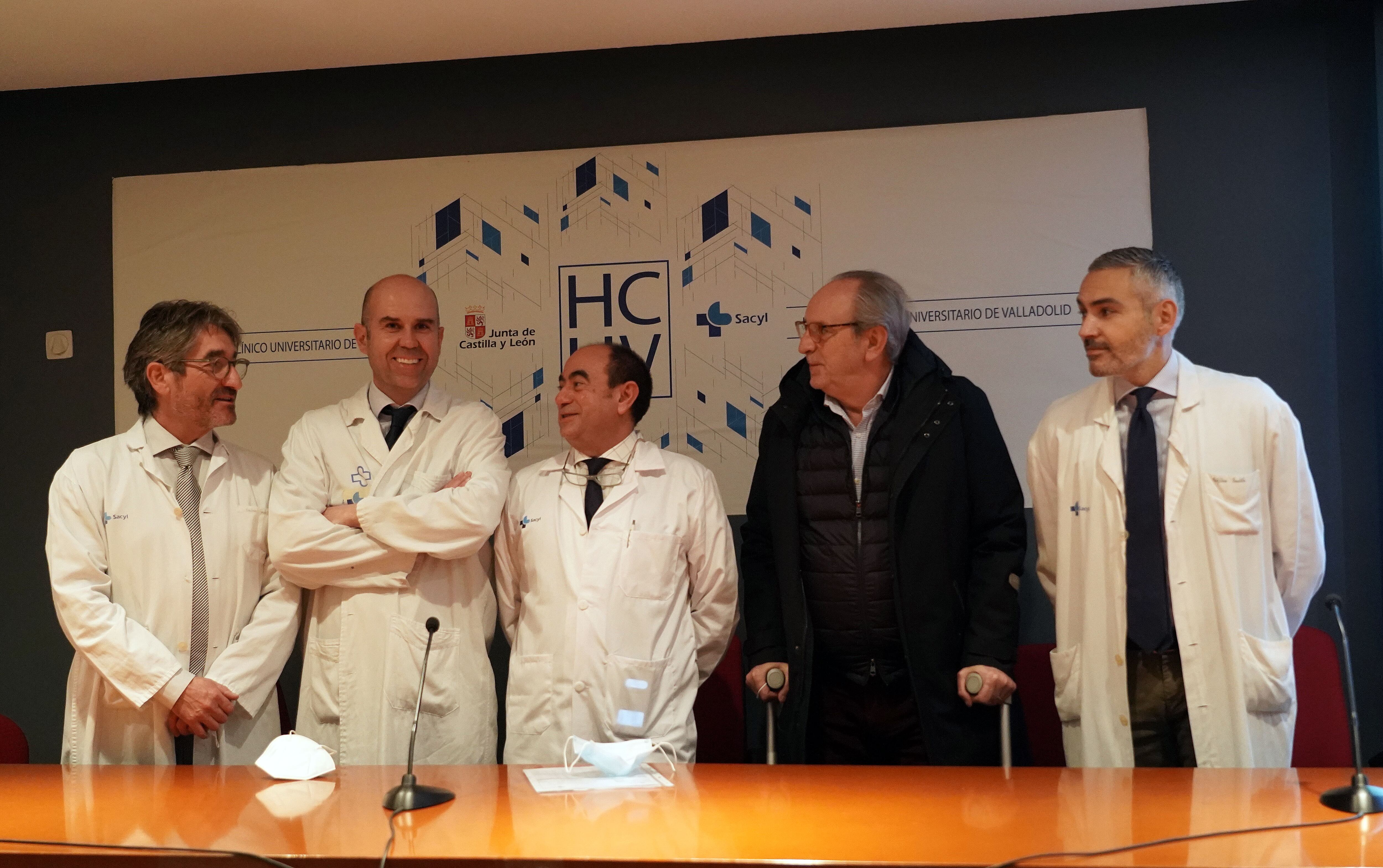 El equipo quirúrgico coordinado por el jefe del Servicio de Cirugía Ortopédica y Traumatología del Hospital Clínico Universitario de Valladolid.