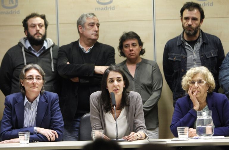 La portavoz del Ayuntamiento de Madrid, Rita Maestre junto a la alcaldesa de Madrid, Manuela Carmena (d), y otros doce concejales de Ahora Madrid