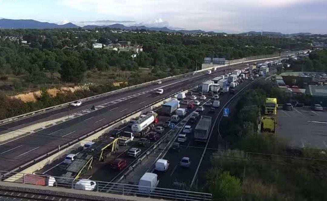 El accidente ha provocado el corte de la A-7 en sentido Barcelona y ha generado casi veinte kilómetros de retenciones 