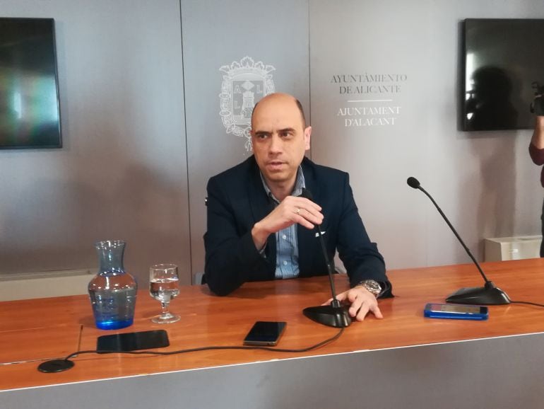 Gabriel Echávarri en la sala de prensa del Ayuntamiento