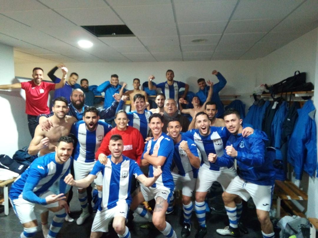 Los jugadores del Jerez Industrial celebrando la victoria en Cádiz 