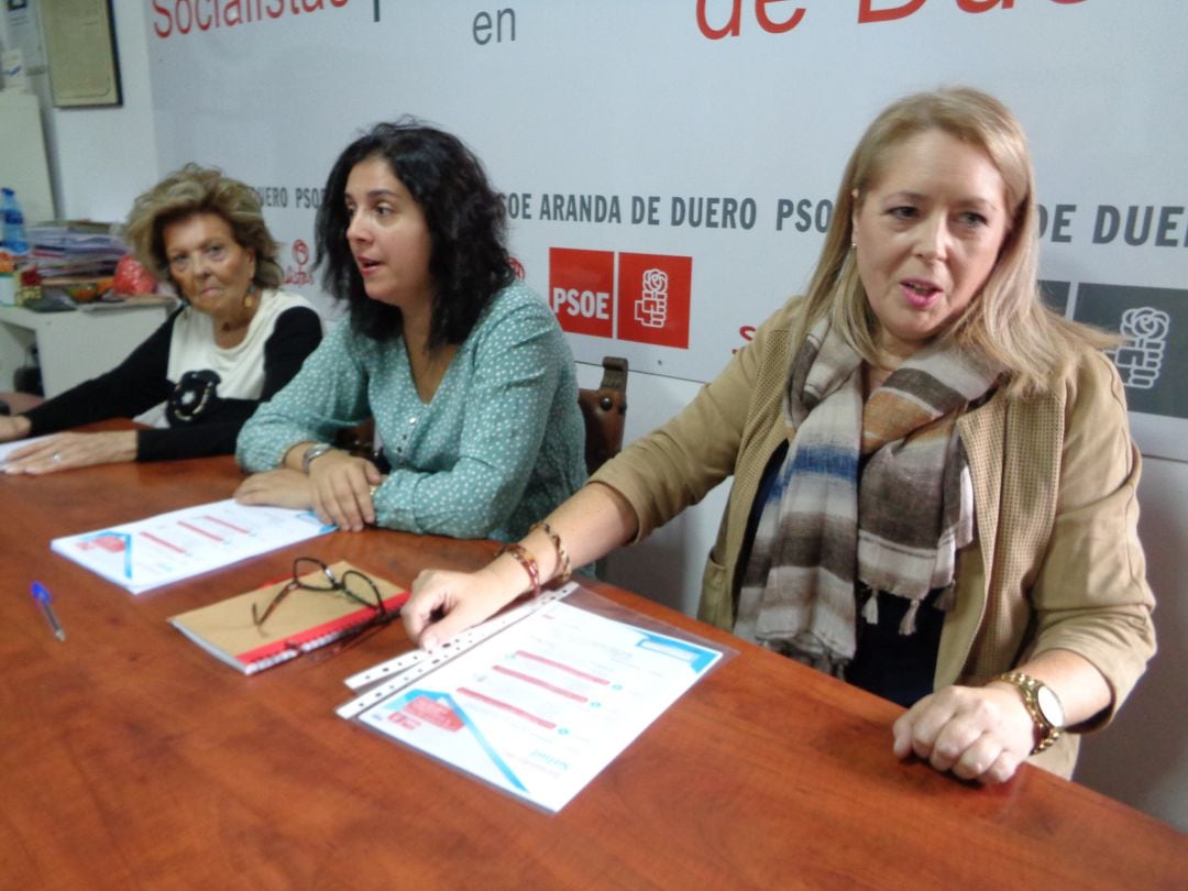 Amparo Simón, en primer término, acompañada de Mar Alcalde y Leonisa Ull, del grupo municipal socialista