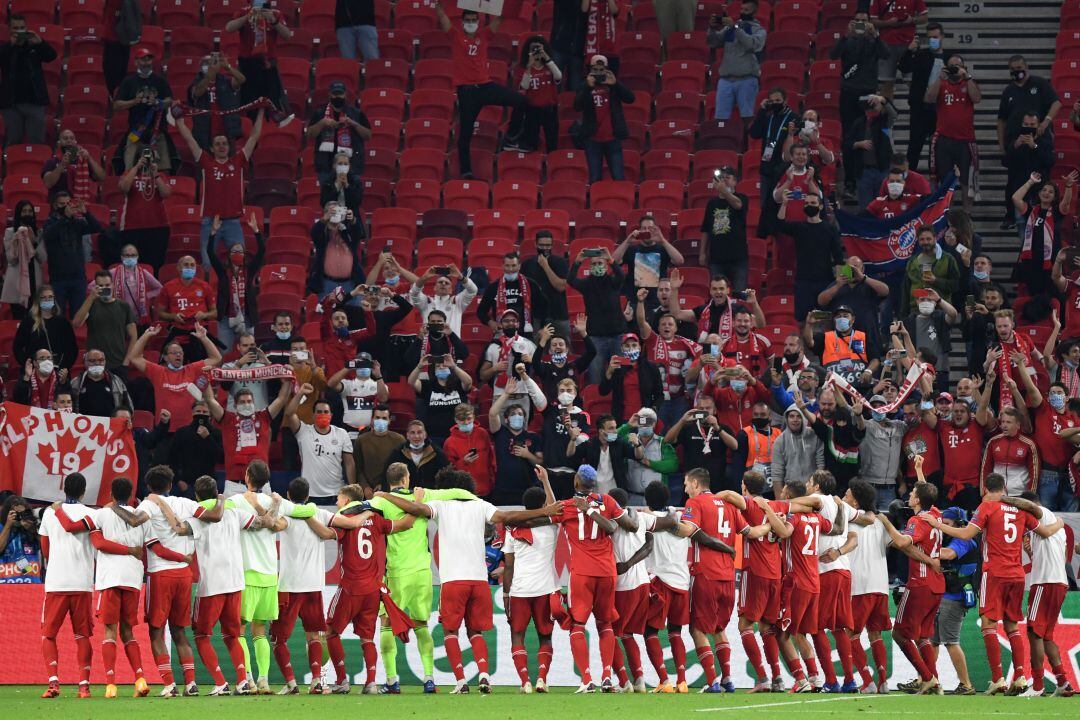 El Bayern celebra el título con la afición