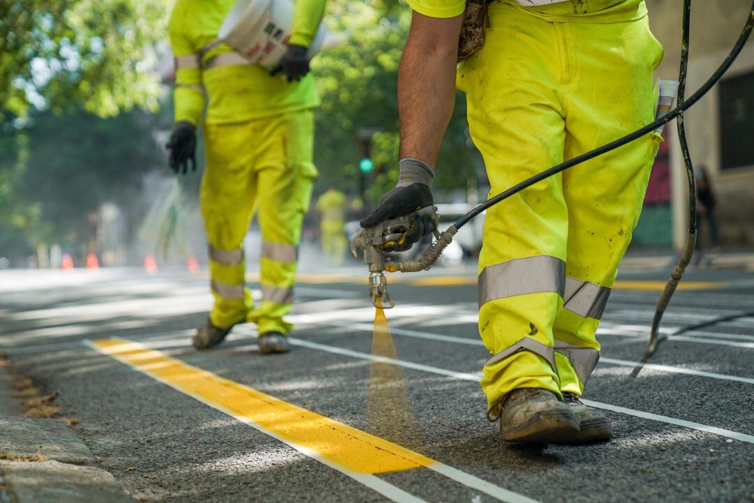 Operaris de l'ajuntament treballant en un carrer de la ciutat