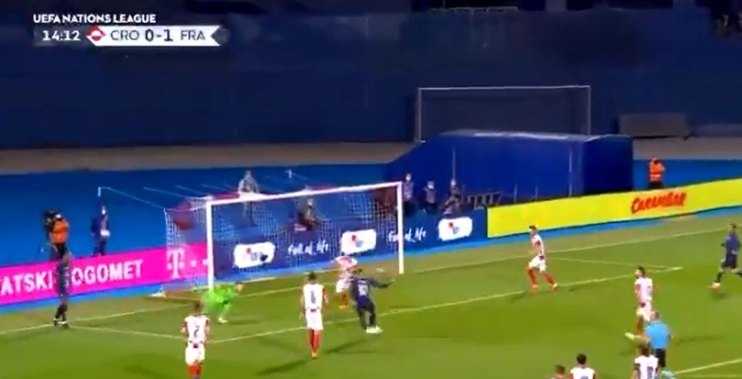 Mbappé falla a portería vacía. 