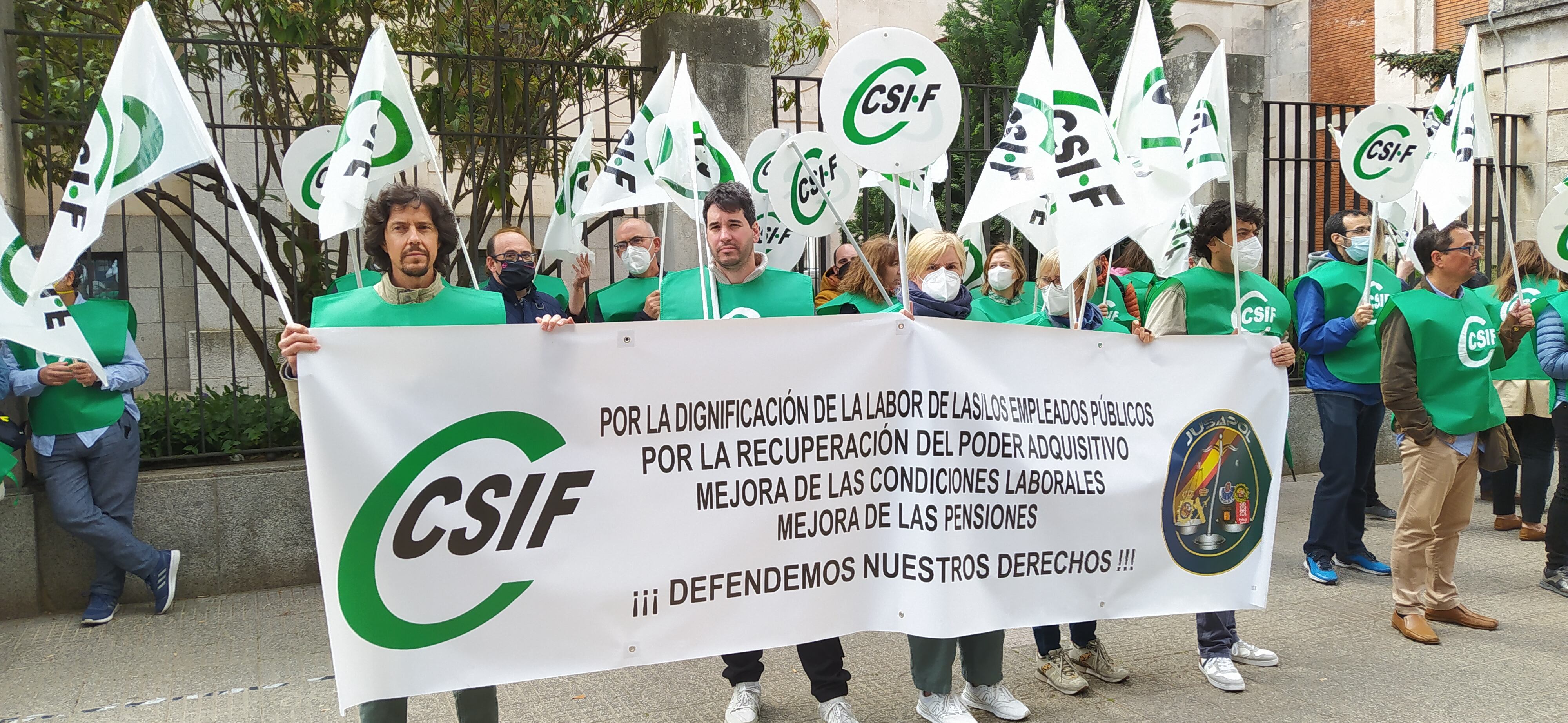 Miembros de CSIF y de Jusapol se manifiestan en defensa de los empleados públicos ante la Subdelegación del gobierno