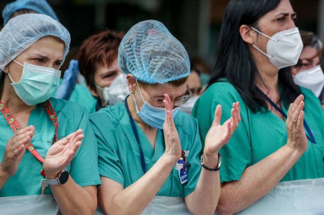 Profesionales sanitarios aplaudiendo