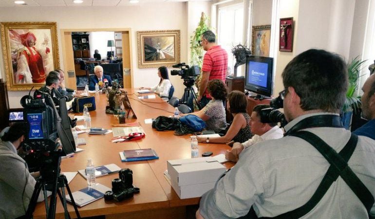 Antonio Morera, presidente del grupo Morera & Vallejo, atendiendo a los medios de comunicación