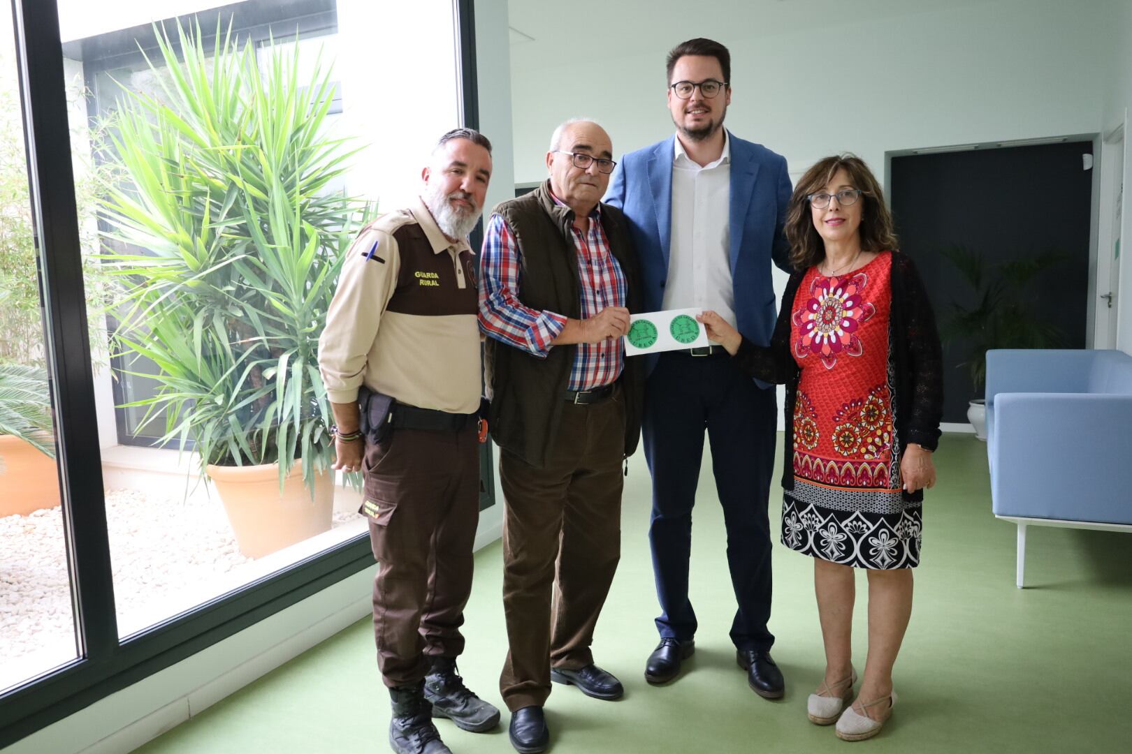 Entrega del dinero recaudado en el Campeonato de Tiro al Plato