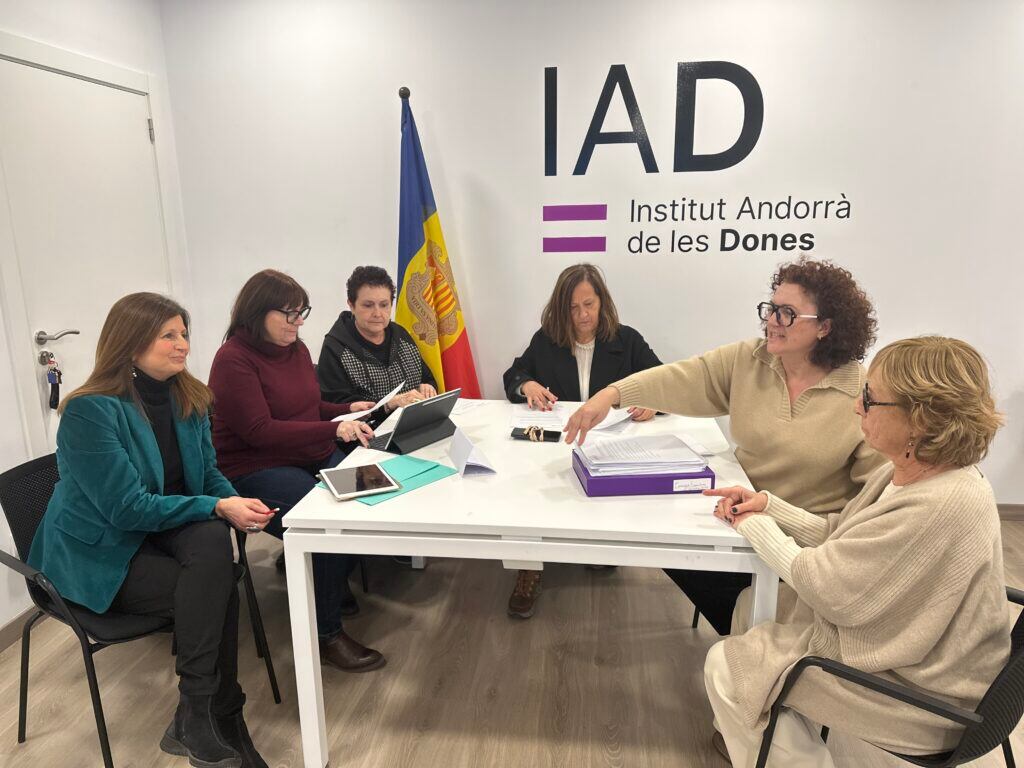 Les integrants de l'IAD en una reunió recent