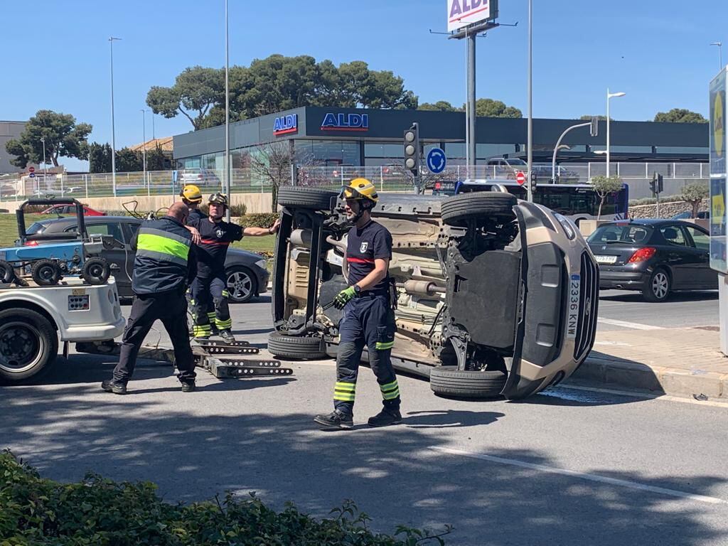 Efectivos de la Policía Local y del SPEIS trabajando en el accidente de tráfico de la avenida de Denia