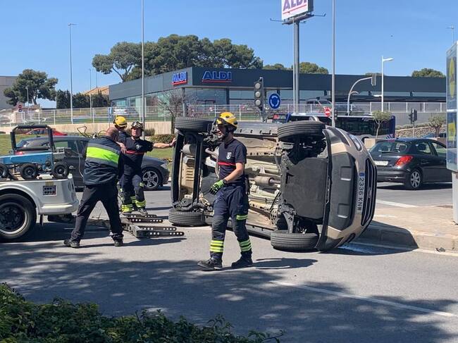 Efectivos de la Policía Local y del SPEIS trabajando en el accidente de tráfico de la avenida de Denia