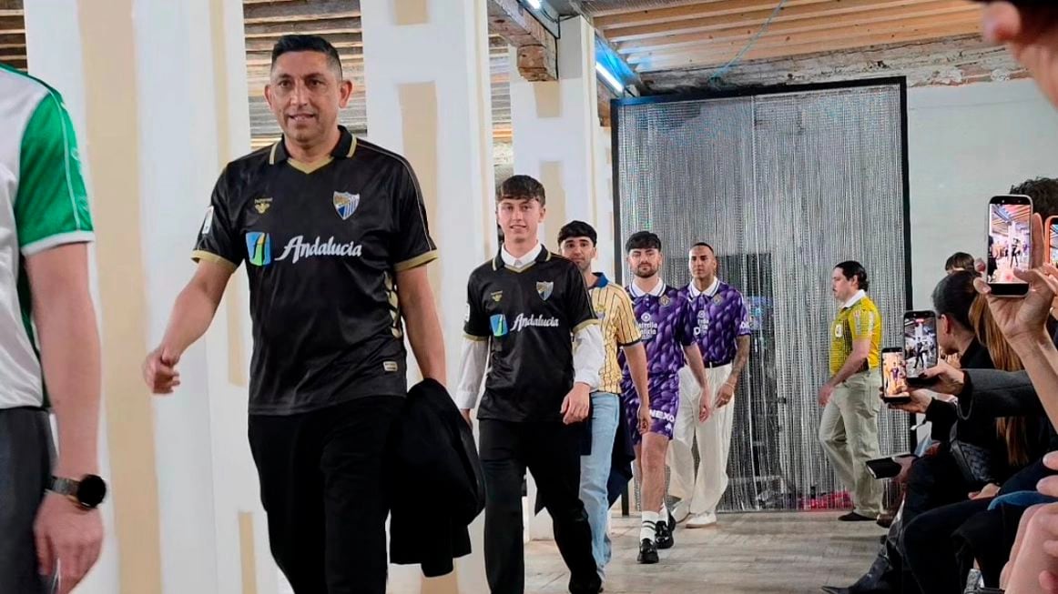 La nueva camiseta Retro del Málaga, que estrenará este sábado ante Las Palmas