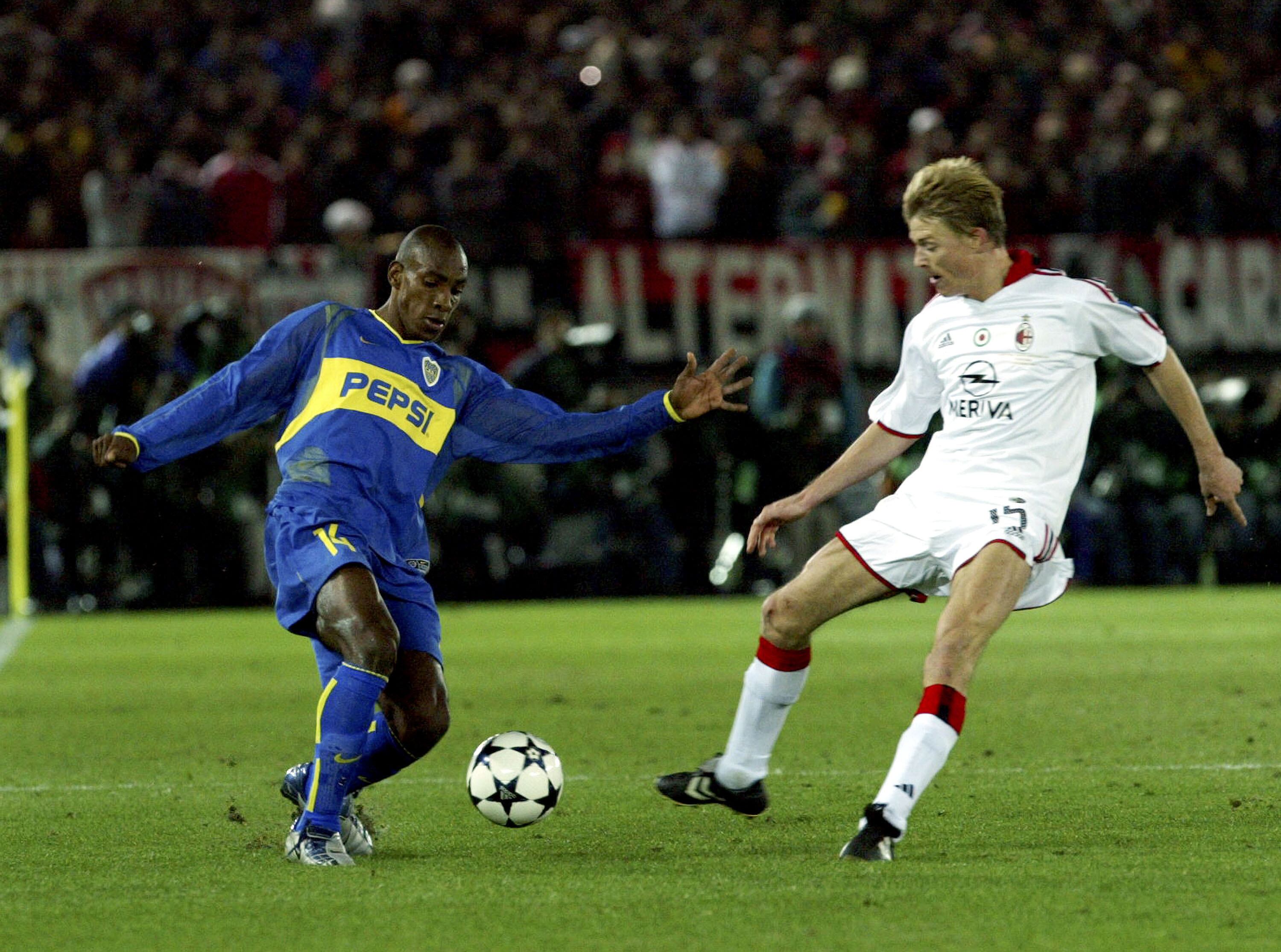 Luis Amaranto Perea encara a Jon Dahl Tomasson en la Copa Intercontinental 2003