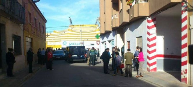 Cuando los bomberos consiguieron abrir la puerta de la vivienda, <b>la policía encontró se encontró con cuatro cadáveres.</b>