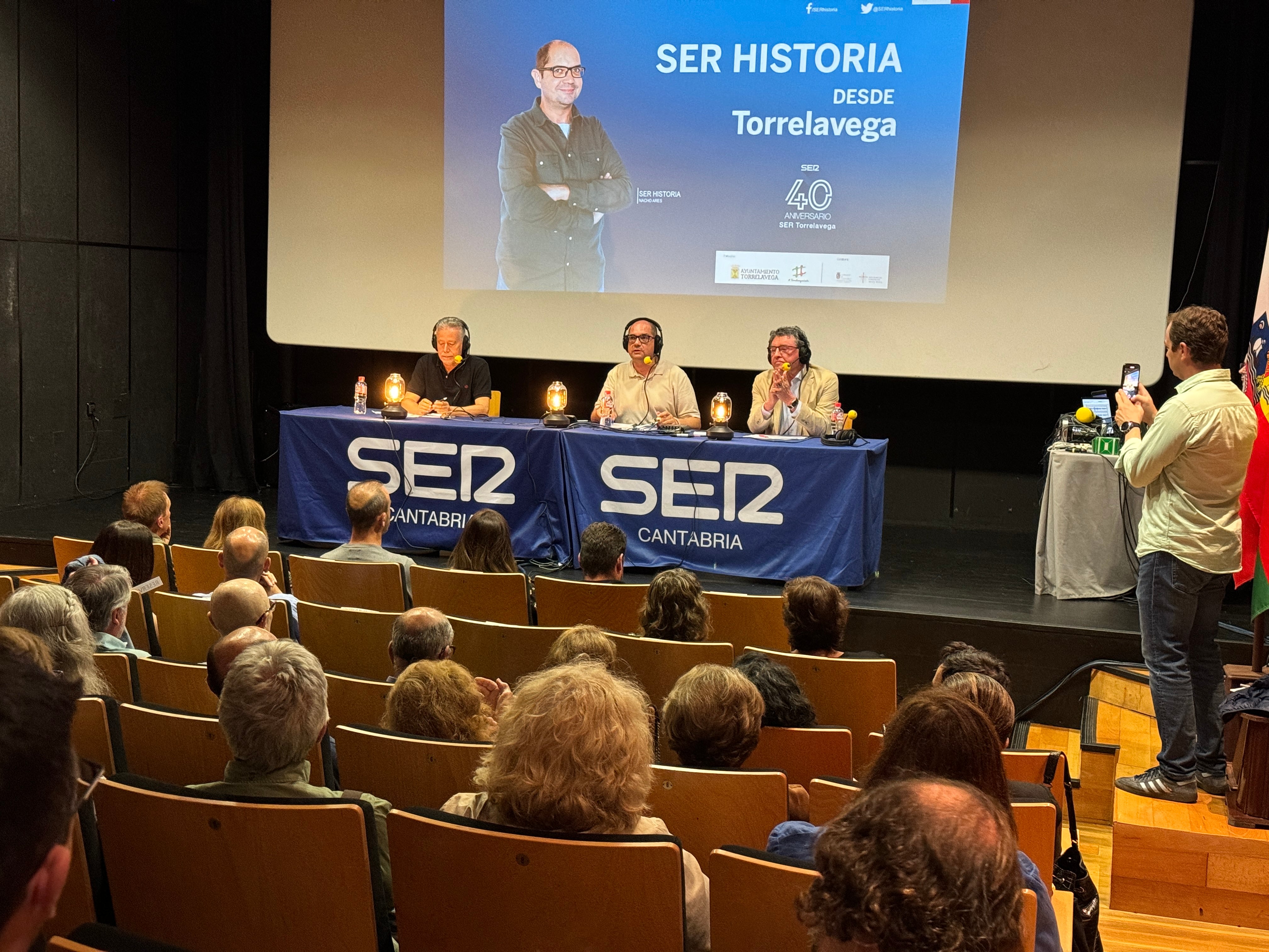 De izquierda a derecha, Jesús Callejo, Nacho Ares y Benjamín Piña en la Casa de Cultura de Torrelavega.