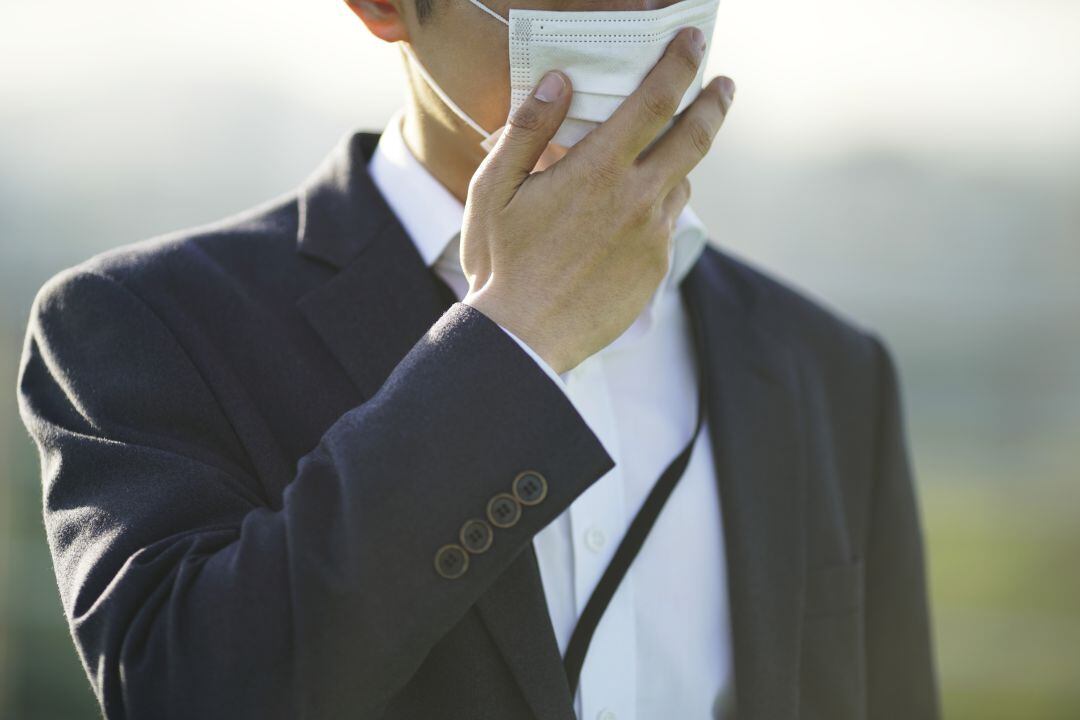 Un trabajador se protege con una mascarilla