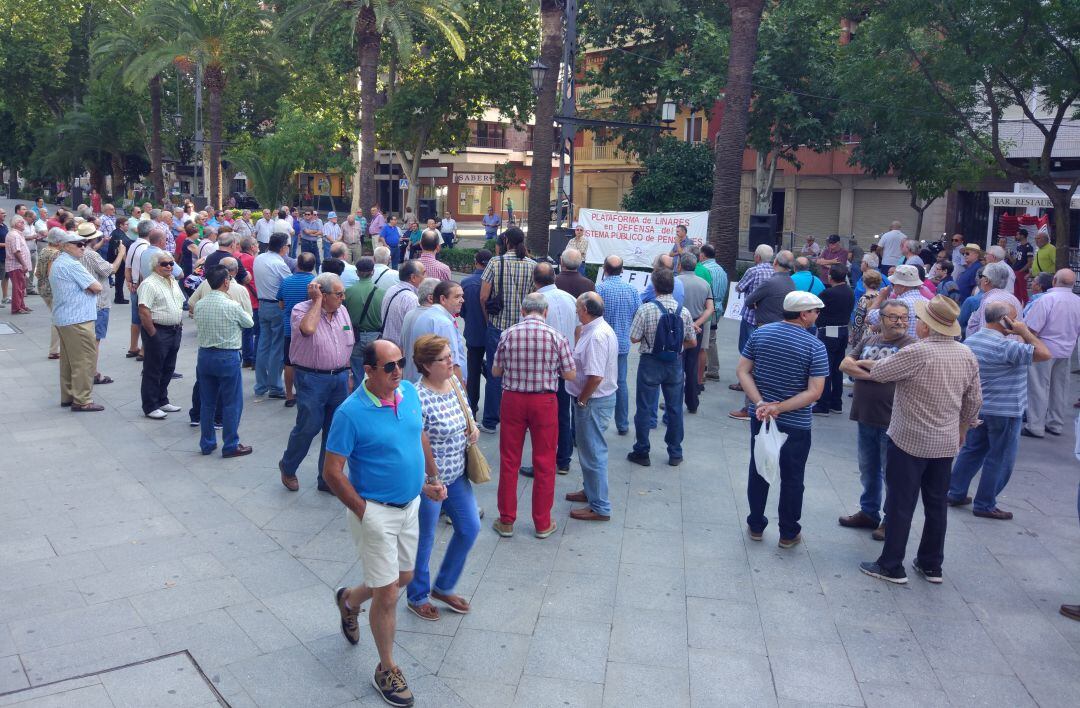 Concentración de pensionistas en el Paseo de Linarejos