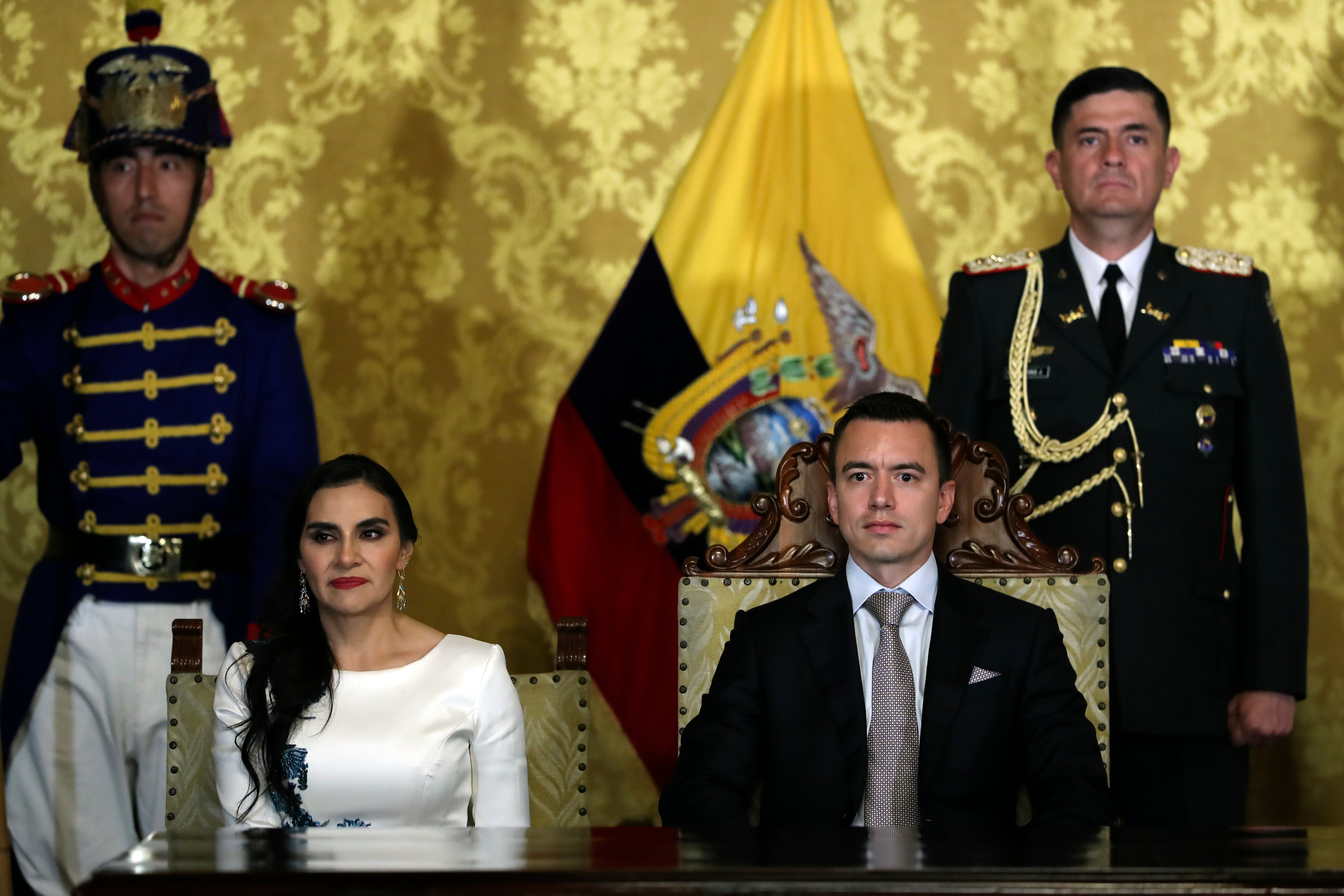 Foto de archivo del 23 de noviembre de 2023 del presidente de Ecuador, Daniel Noboa (d), junto a la vicepresidenta, Verónica Abad (i), en un acto protocolario en el Palacio de Carondeletale en Quito (Ecuador)