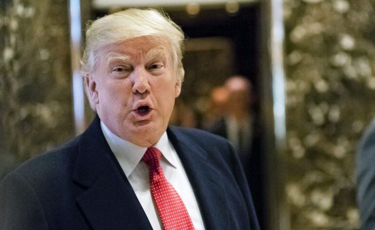 El presidente electo de EEUU, Donald Trump, se dirige a los medios en la Trump Tower de Nueva york, Estados Unidos, hoy, 6 de diciembre de 2016. Trump anunció hoy la necesidad de cancelar una orden para fabricar un nuevo modelo del avión presidencial