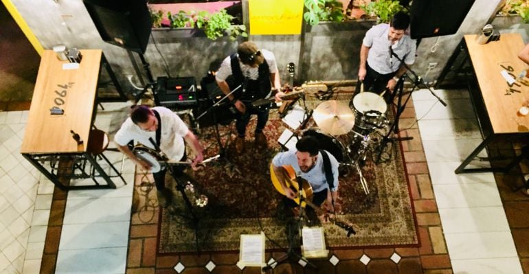 La Junta de Andalucía cede. Dejará a los bares y restaurantes realizar conciertos de pequeño formato.