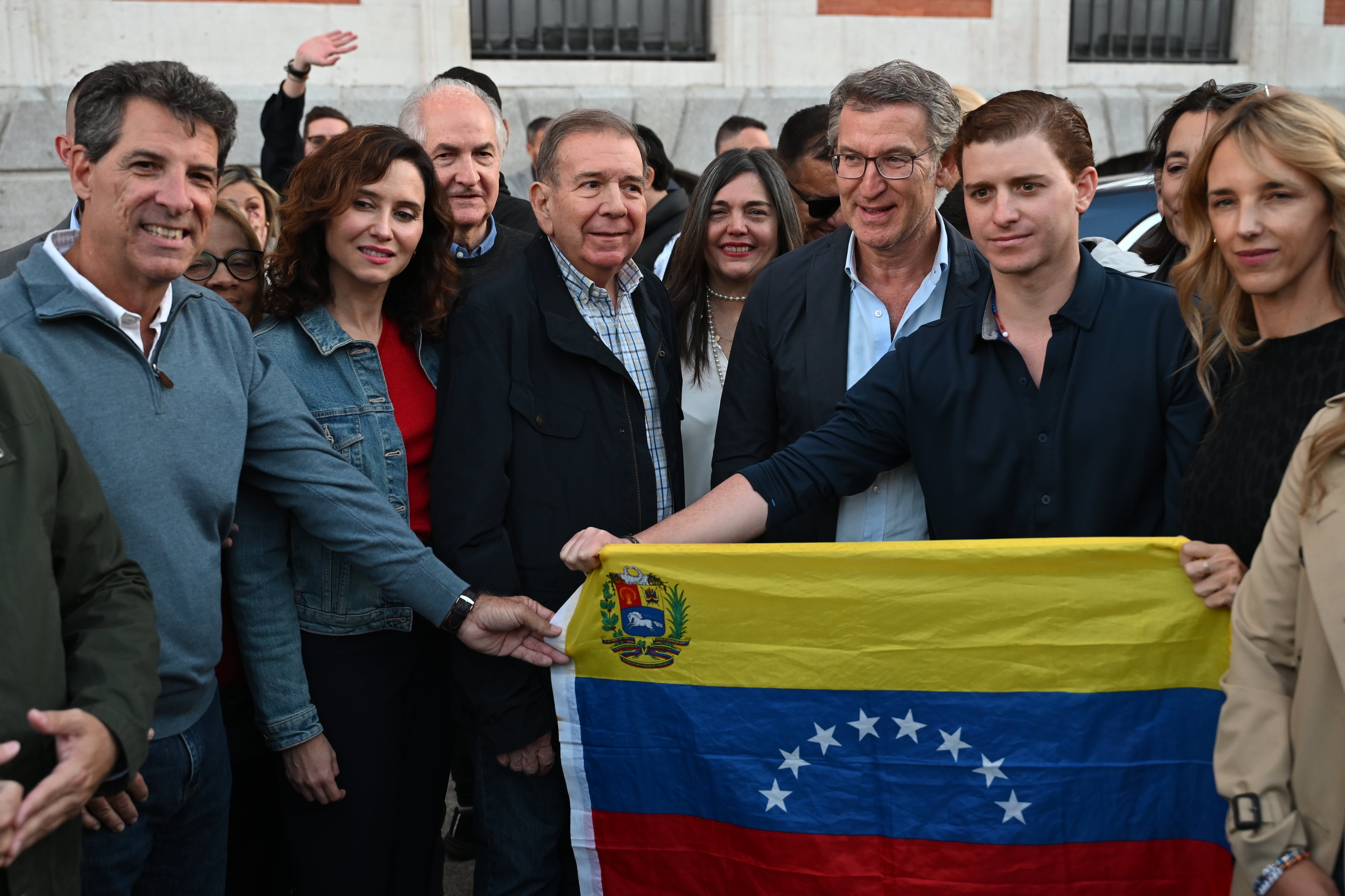 El opositor venezolano Edmundo González (3i) posa este sábado junto a Díaz Ayuso (2i) y Núñez Feijóo (3d) en una protesta contra el gobierno de Venezuela en Madrid.