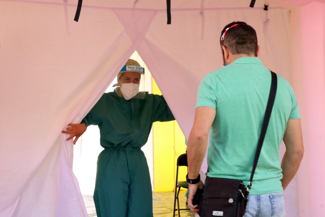 Un joven se presenta a una carpa del SEM para realizarse una prueba PCR