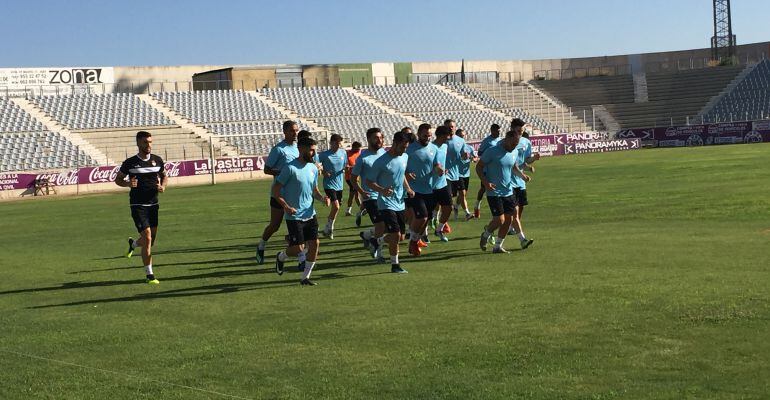 Los futbolistas del Real Jaén en el primer entrenamiento de la temporada.