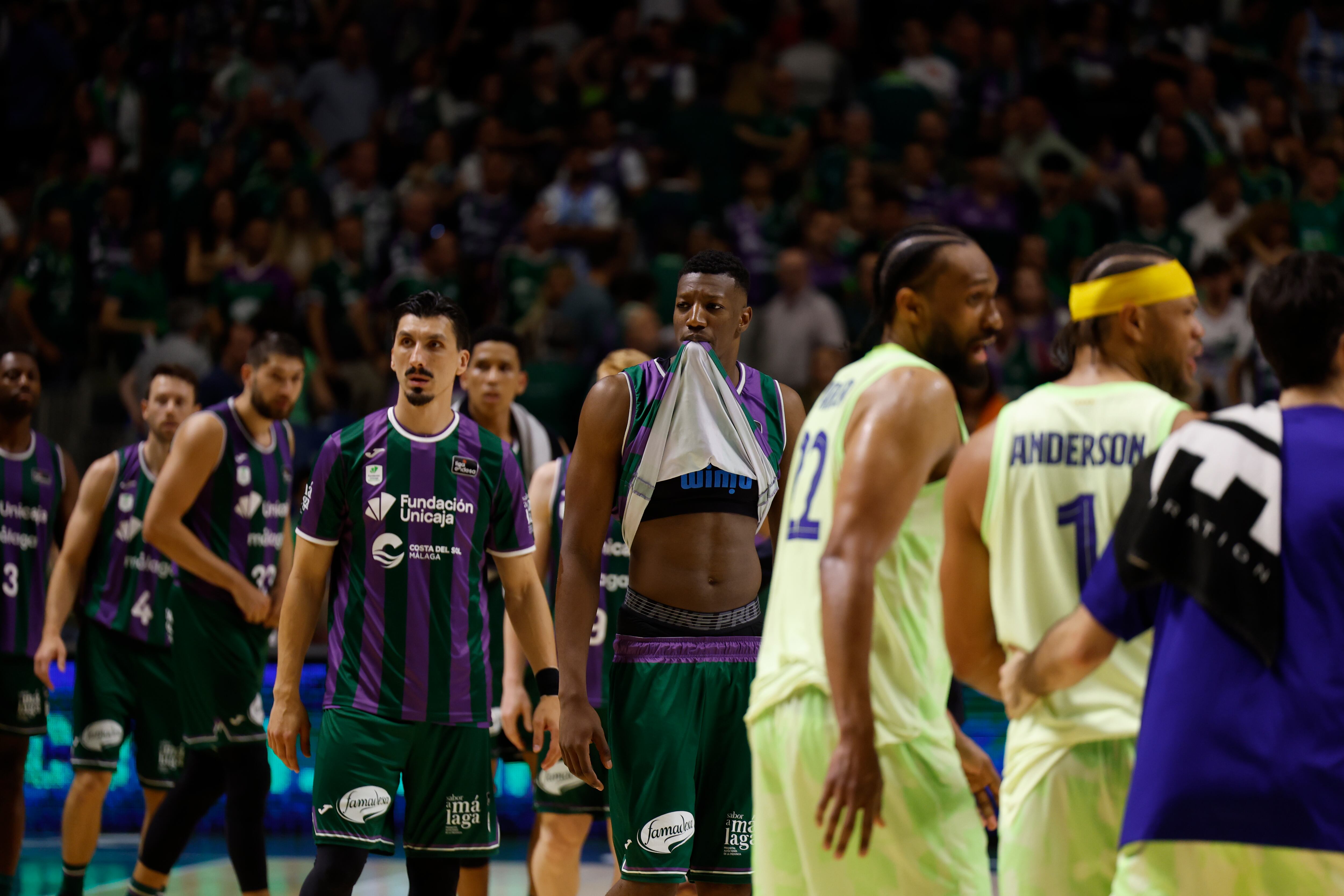 MÁLAGA, 03/06/2025.- Los jugadores de Unicaja, al término del partido de los cuartos de final de la Liga Endesa de baloncesto que Unicaja y FC Barcelona han disputado este martes en Málaga. EFE/Jorge Zapata