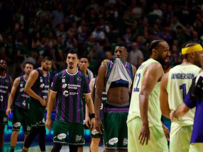 MÁLAGA, 03/06/2025.- Los jugadores de Unicaja, al término del partido de los cuartos de final de la Liga Endesa de baloncesto que Unicaja y FC Barcelona han disputado este martes en Málaga. EFE/Jorge Zapata