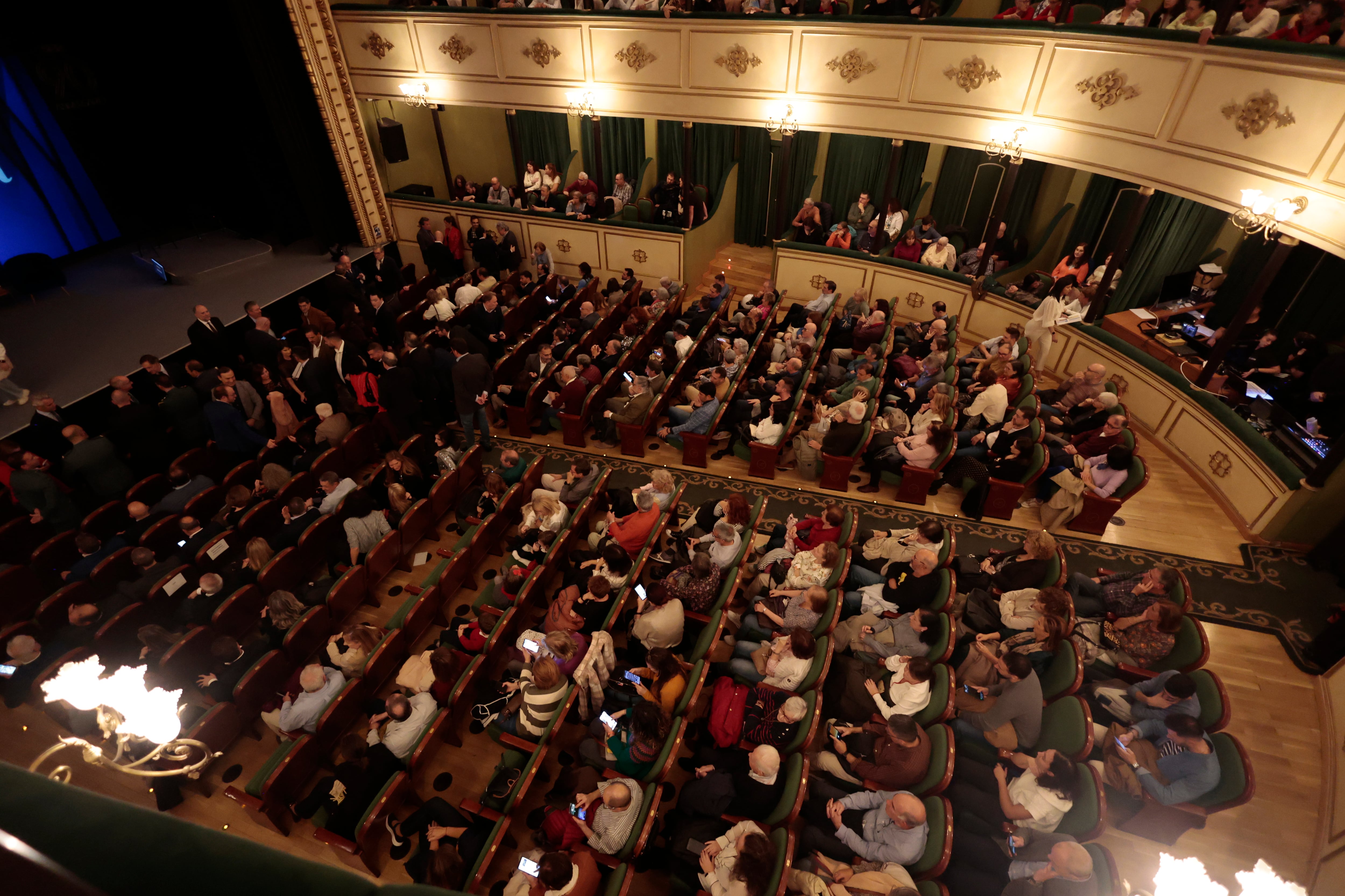 Imagen del abarrotado patio de butacas del Teatro Liceo de Salamanca, durante la gala de Radio Salamanca/Manu Laya