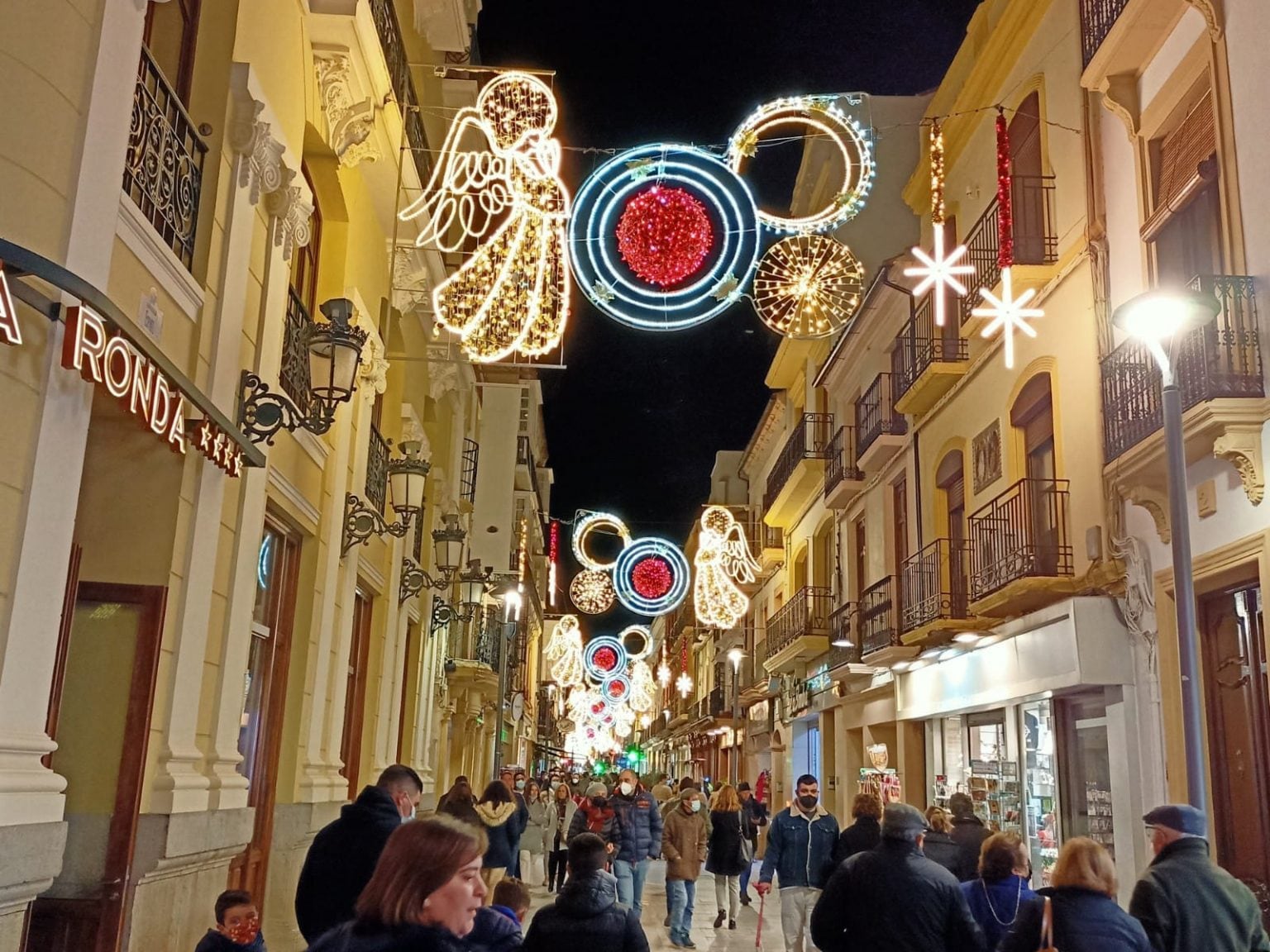 Ciudadanos y visitantes pasean por la carrera Espinel durante las pasadas fiestas navideñas