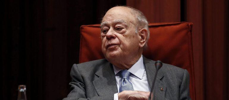 GRA249. BARCELONA, 23/02/2015.- El expresidente de la Generalitat Jordi Pujol a su llegada a la sesión de la comisión de investigación del Parlament sobre el fraude fiscal, en la que comparece hoy, junto a su esposa, Marta Ferrussola, y su hijo mayor, Jordi Pujol Ferrussola, que deben dar explicaciones por su fortuna oculta durante 30 años en Andorra. EFE/Andreu Dalmau