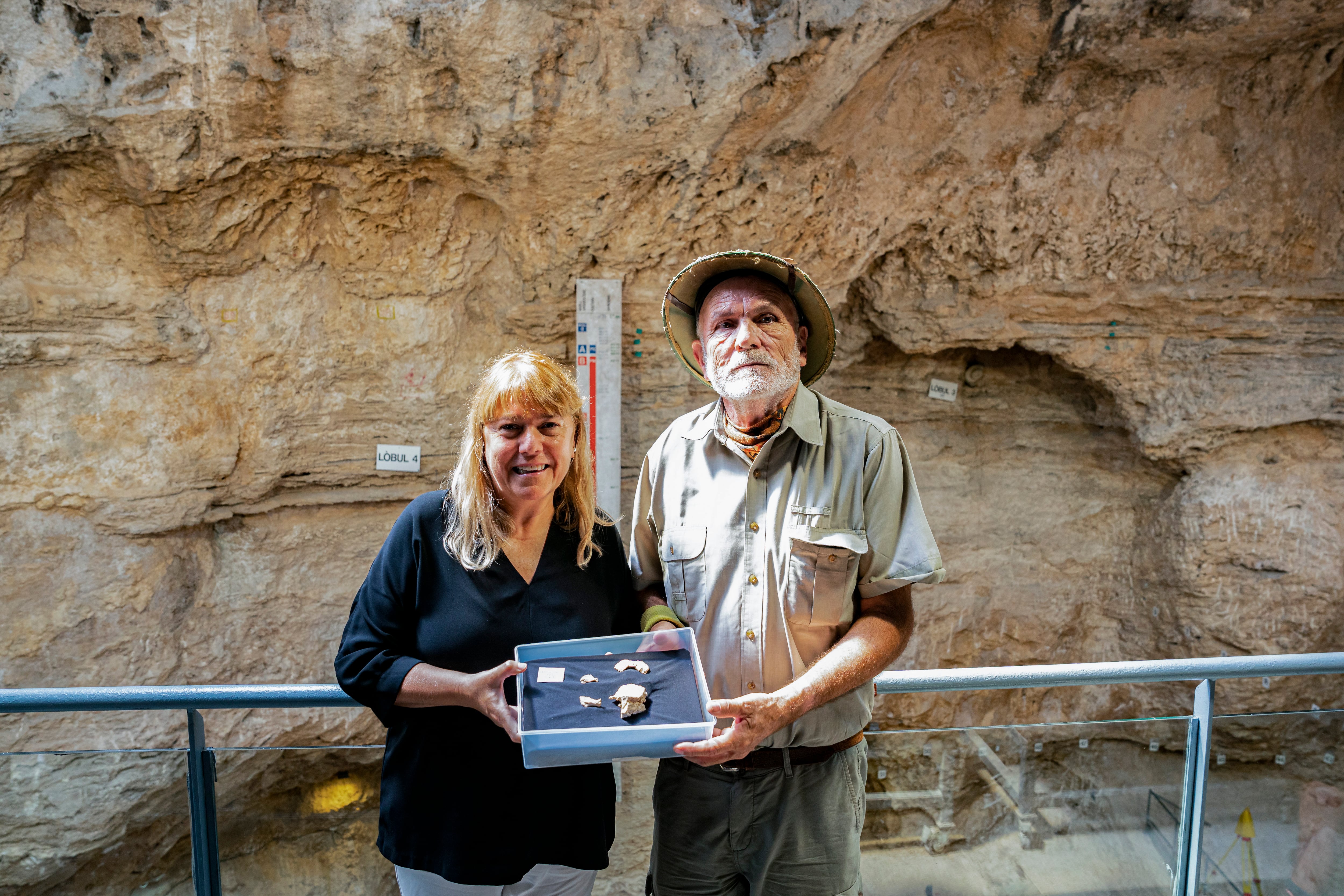 Natàlia Garriga, consellera de Cultura de la Generalitat, i Eudald Carbonell, coodirector del jaciment de Capellades, juntament amb les restes del crani de neandertal trobat al jaciment de l&#039;Abric Romaní