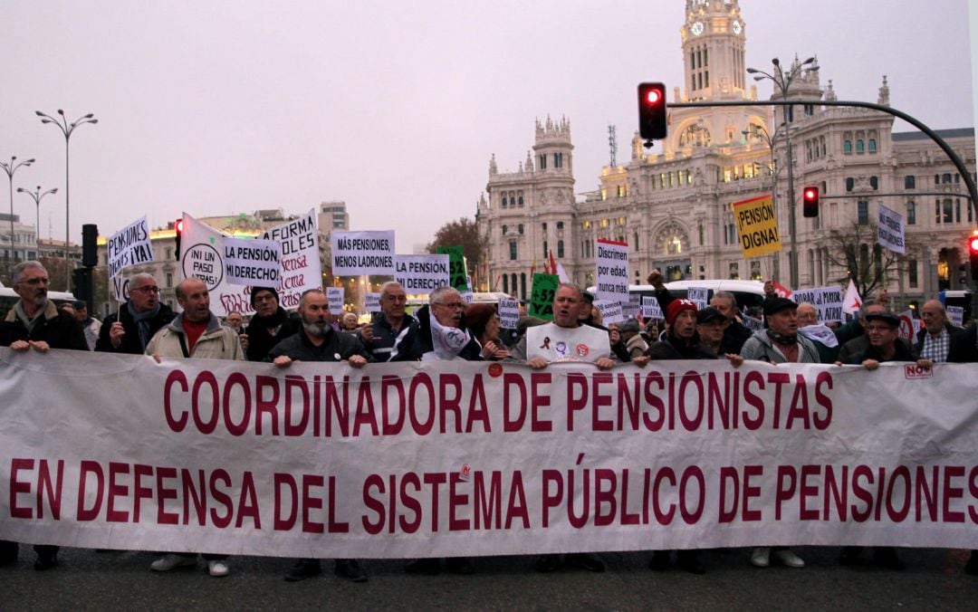 Imagen de una manifestación convocado por la Coordinadora Estatal por la Defensa del Sistema Público de Pensiones para reclamar la mejora de las pensiones, el mantenimiento del sistema público y la pensión mínima de 1.080 euros al mes. 