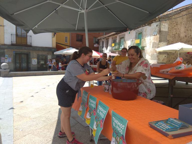 Degustación de patatas revolconas en Navalperal de Pinares 