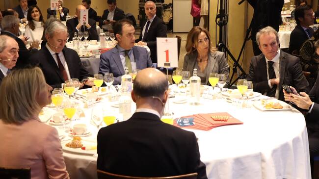 Mesa principal con miembros del Gobierno de Aragón, Ayuntamiento de Zaragoza, organizadores y colaboradores.