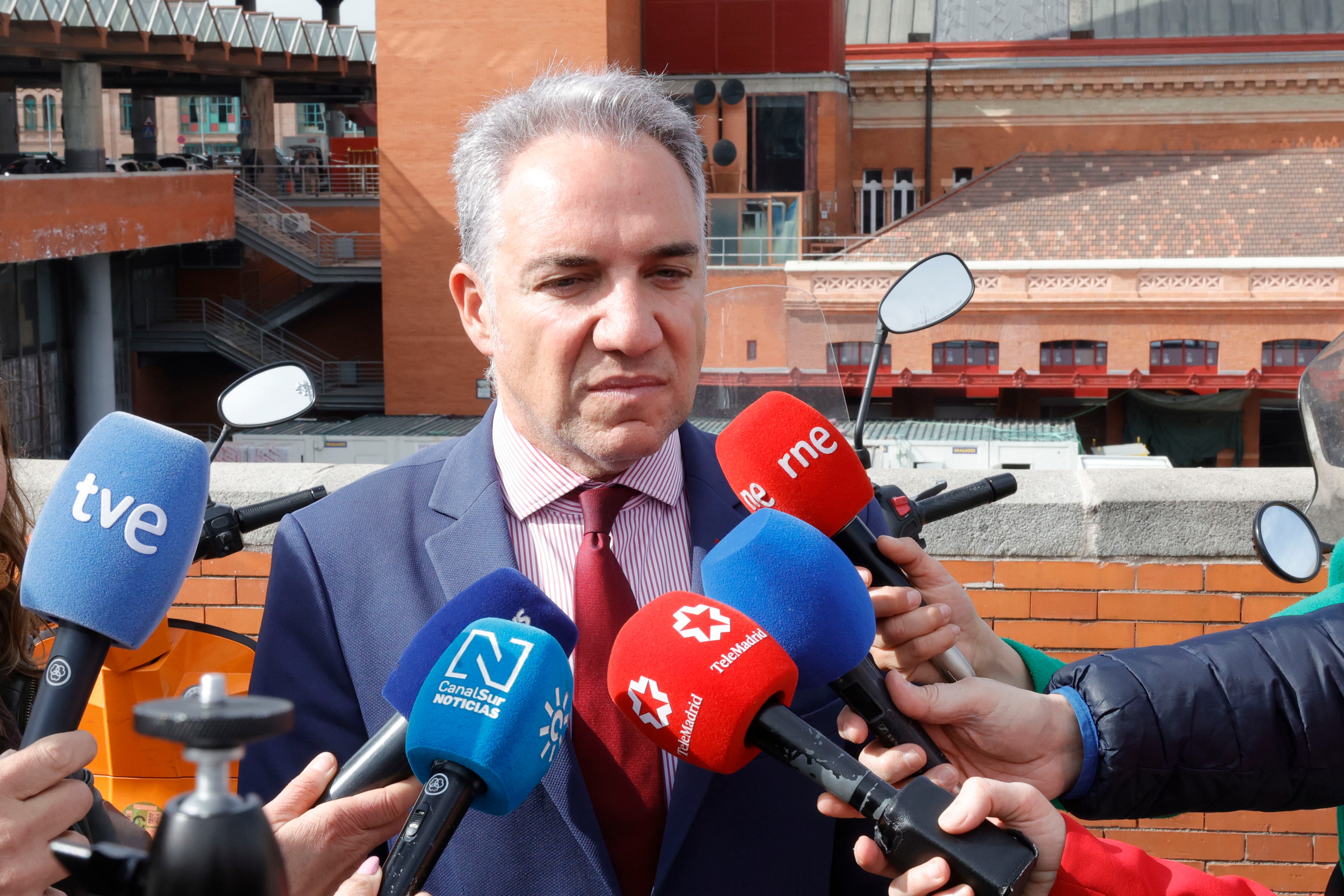 MADRID (ESPAÑA), 18/03/2026.- El vicesecretario de Política Autonómica, Municipal y Análisis Electoral del Partido Popular, Elías Bendodo hace declaraciones en la zona exterior de salida de los AVE de Madrid, en Atocha este miércoles. Adif ha anunciado que, debido a una incidencia en los sistemas de señalización, se pueden registrar este miércoles retrasos en los trenes de alta velocidad con origen o destino Madrid, aunque ha asegurado que estos sistemas de control y gestión de tráfico se están recuperando de forma progresiva. EFE/ Zipi