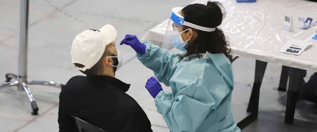 Un hombre se somete a un test de antígenos